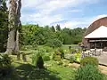 Terrasse à l'arrière du café.