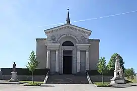 La façade de l'église.