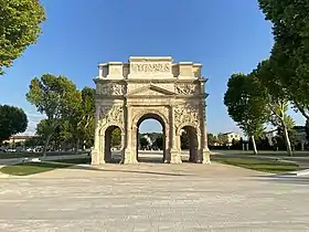 Arc d'Orange : arc à trois baies, l'arche centrale étant considérée comme réservée au triomphateur.