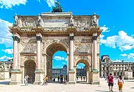 Arc de triomphe du Carrousel avec vue sur le Louvre.