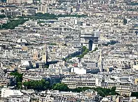 Dôme et clocher de l'église avec plus loin l'arc de triomphe de l'Étoile.