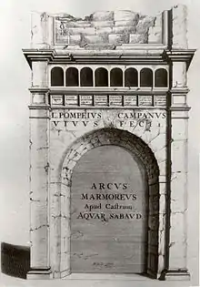 Dessin en noir et blanc d'un monument antique, inscriptions et légendes en latin.