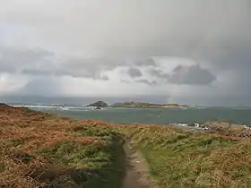 Vue de l'île depuis le sentier côtier.