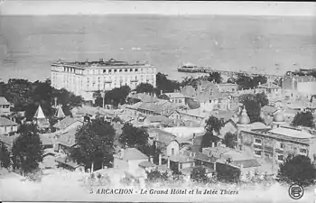 Le grand hôtel et la jetée Thiers.