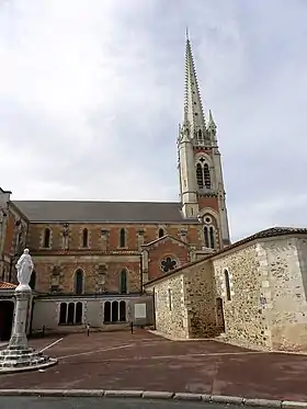 La basilique avec sur la droite la chapelle des marins qui lui est accolée.