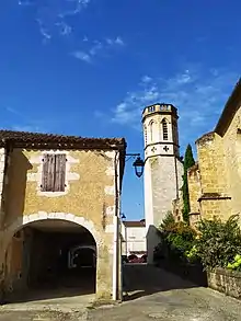 Arcades de pierre dans la rue Victor Hugo, le long de l'église Saint-Jean-Baptiste côté nord