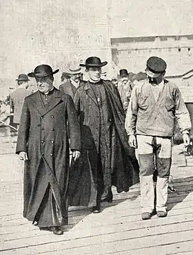 Mgr Homem de Melo et son secrétaire portant un saturne, en 1906.