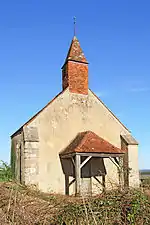 Porche en bois et clocher de bardeaux.