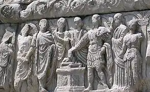 Sacrifice de Galère et de sa famille aux dieux romains pour sa victoire.