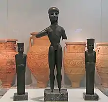 « Triade de Dréros », statuettes de culte, bronze, temple d'Apollon, Dréros. Fin VIIIe siècle. Musée archéologique d'Héraklion