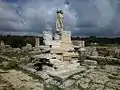 Statue de la Victoire sur un monument naval sur l'agora.