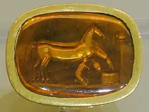 Bague en or, avec chevaux et fontaine. Ier/IIIe siècle.