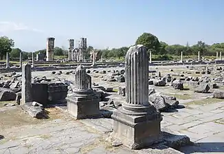 Forum de Philippes : ruines du temple des empereurs et du Génie de la colonie.