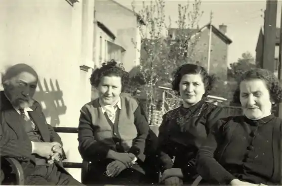 De gauche à droite : Archag Tchobanian, Marie Atmadjian, Endza Arabian et Parantsem Atmadjian à Rosny-sous-Bois dans les années cinquante.