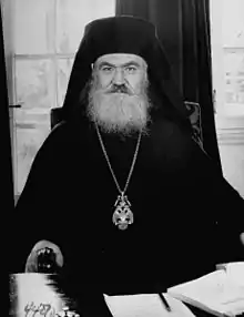 Photo noir et blanc d'un homme barbu vêtu d'une tenu de pope.