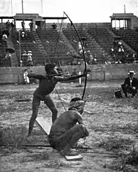 Photographie de deux hommes Noirs tirant à l'arc