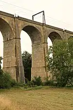 Détails des arches du viaduc en 2015.