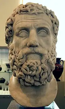 sculpture en marbre blanc représentant la tête d'un homme barbu d'environ quarante ans