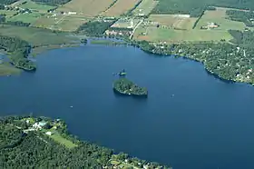 Vue aérienne des îles Odanak dans la partie sud du lac Magog