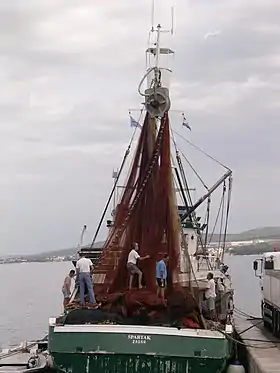 Pêcheurs préparant leurs filets, port de Biograd, face aux îles de l'archipel des Kornati, Croatie.