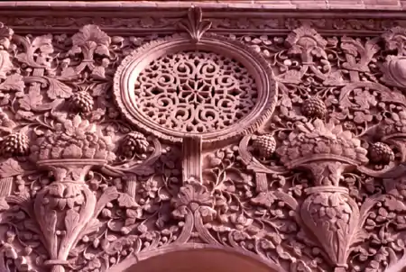 Bas-reliefs en stuc de la maison des Boroudjerdi, à Kashan.