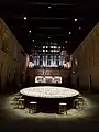 Au cœur de la salle des pas perdus, l'œuvre Archive of Mind, une table elliptique, s'offre tel un écho aux banquets qui se déroulaient jadis dans la grande salle d'apparat d'Aliénor d'Aquitaine.