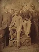 C. Marolle (assis à droite), entouré d'ingénieurs et d'opérateurs, Panama 1884.