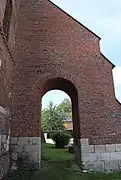 L'imposant contrefort du mur nord de la nef  est percé d'une arche.