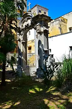 Vestiges du monastère de San Gaudioso à Caponapoli, ancien siège de l'observatoire astronomique. Au centre de la photo, l'arc d'entrée vu de l'intérieur du jardin des nouvelles cliniques universitaires, autrefois le petit cloître.
