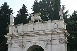 Détail avec les statues du couronnement