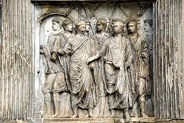 En bas, à droite : De retour de Germanie, Trajan est accueilli par les génies du peuple romain, du Sénat et de l'ordre équestre.