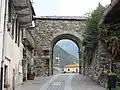 L'arc à l'entrée du bourg