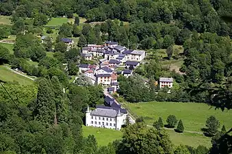 Le hameau d'Arconac avec le château au premier plan.