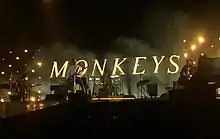 Arctic Monkeys jouant sur scène