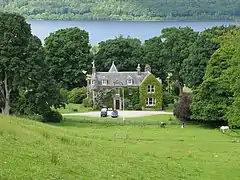 Ardvorlich House, manoir des Stewart, le Darnlinvarach du roman.