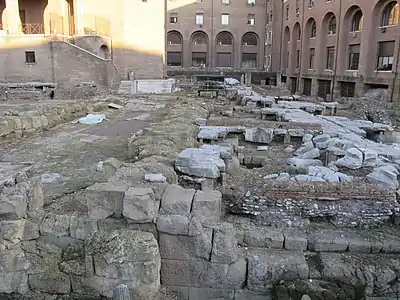 Aire du temple républicain, vue depuis l'ouest. Étagement des multiples réfections du revêtement de l'esplanade.