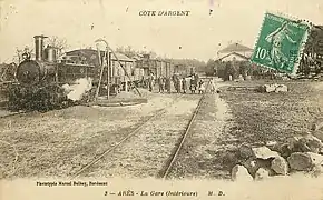 Un train à vapeur en gare d'Arès.