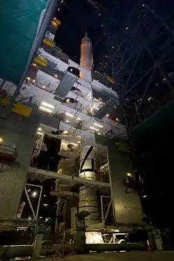 Le lanceur Ares I dans l'une des baies d'assemblage du VAB