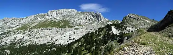 Vue panoramique d'un paysage montagneux rocheux.