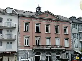 Photographie en couleurs d'une mairie (bâtiment administratif) à Argelès-Gazost, en France.