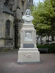 Monument aux frères François, Jean et Charles Eudes« Monument à François de Mézeray ou Monument des trois frères Eudes à Argentan », sur À nos grands hommes