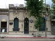Le Consulat de l'Argentine siège face à la Place Artigas, sur le côté sud, à droite de la bibliothèque municipale.