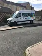 Le Minibus L'Aile Bleue à la gare routière en 2017.