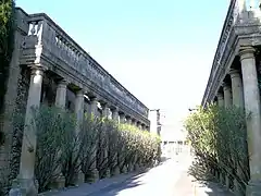 Colonnade de l'entrée du château de Castille.