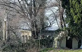 Cimetière du domaine de Castille avec le cénotaphe à la mémoire du fils aîné du baron mort à la bataille d'Essling.