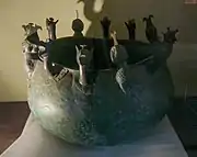Chaudron de bronze aux protomés: 4 génies ailés et 8 griffons. Salamine de Chypre, fin VIIIe siècle.Musée Arch. Nicosie