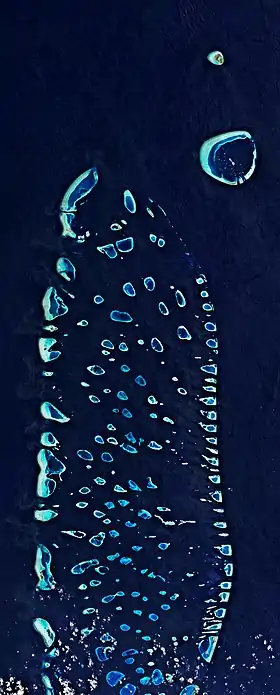 Image satellite de l'atoll Ari avec l'atoll Rasdu en haut à droite.