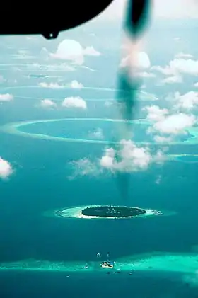 Récif oriental de l'atoll Ari aux Maldives depuis un hydravion, montrant les îles d'Ellaidhoo et de Bathaala, en plus de quelques passes.