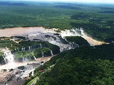 Vue de la partie argentine des chutes, prise depuis le territoire brésilien.