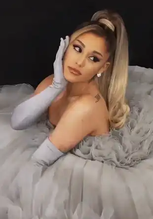 Ariana Grande (21)